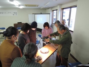 宮崎市環境学習ステップアップ講座　ソーラーバッタで相撲