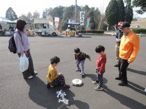 ソーラーバッタで相撲大会